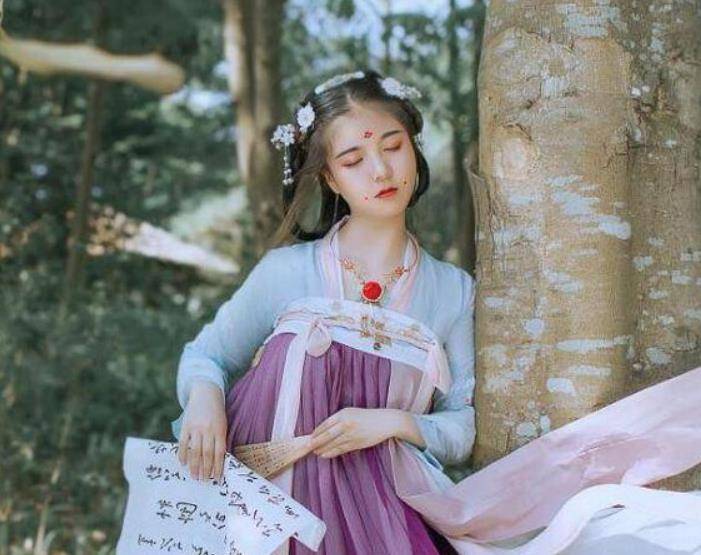 古代历史中,为何要将13岁少女称为豆蔻年华,豆蔻代表着什么?