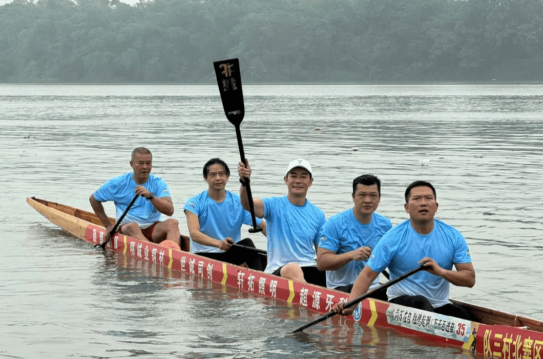 61岁港星张兆辉佛山参加龙舟比赛！胸肌若隐若现，女儿撞脸钟嘉欣-张兆辉祖籍三水
