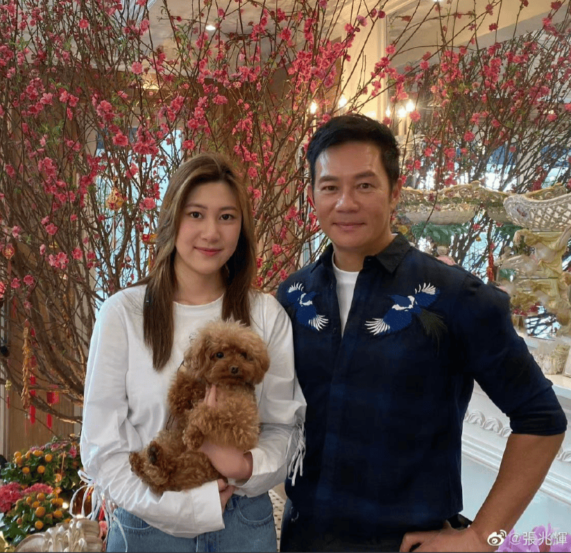 61岁港星张兆辉佛山参加龙舟比赛！胸肌若隐若现，女儿撞脸钟嘉欣-张兆辉祖籍三水