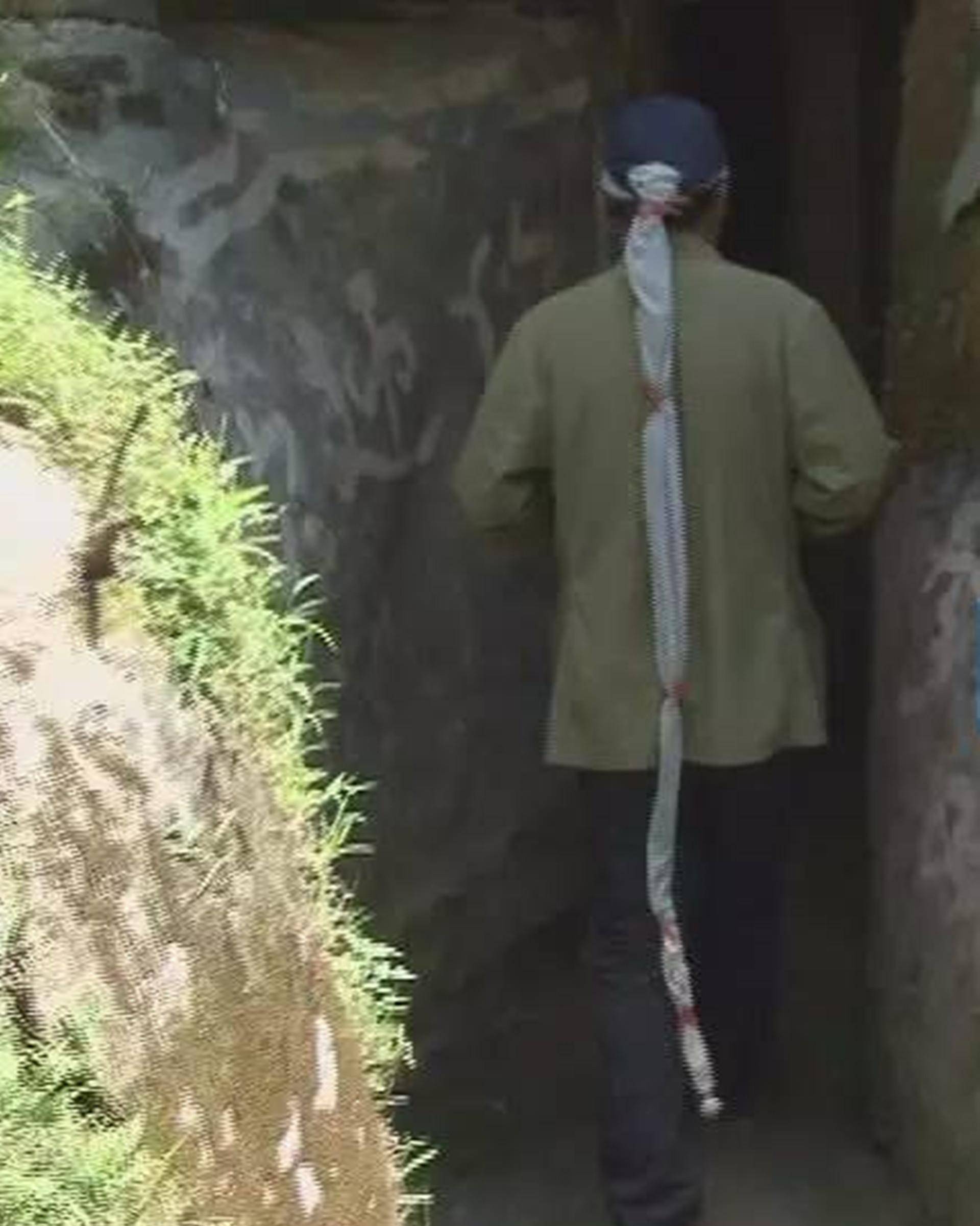 藏身大山21年,凿出"三室一厅",如今67岁仍然单身_余水芳_上田村_野人