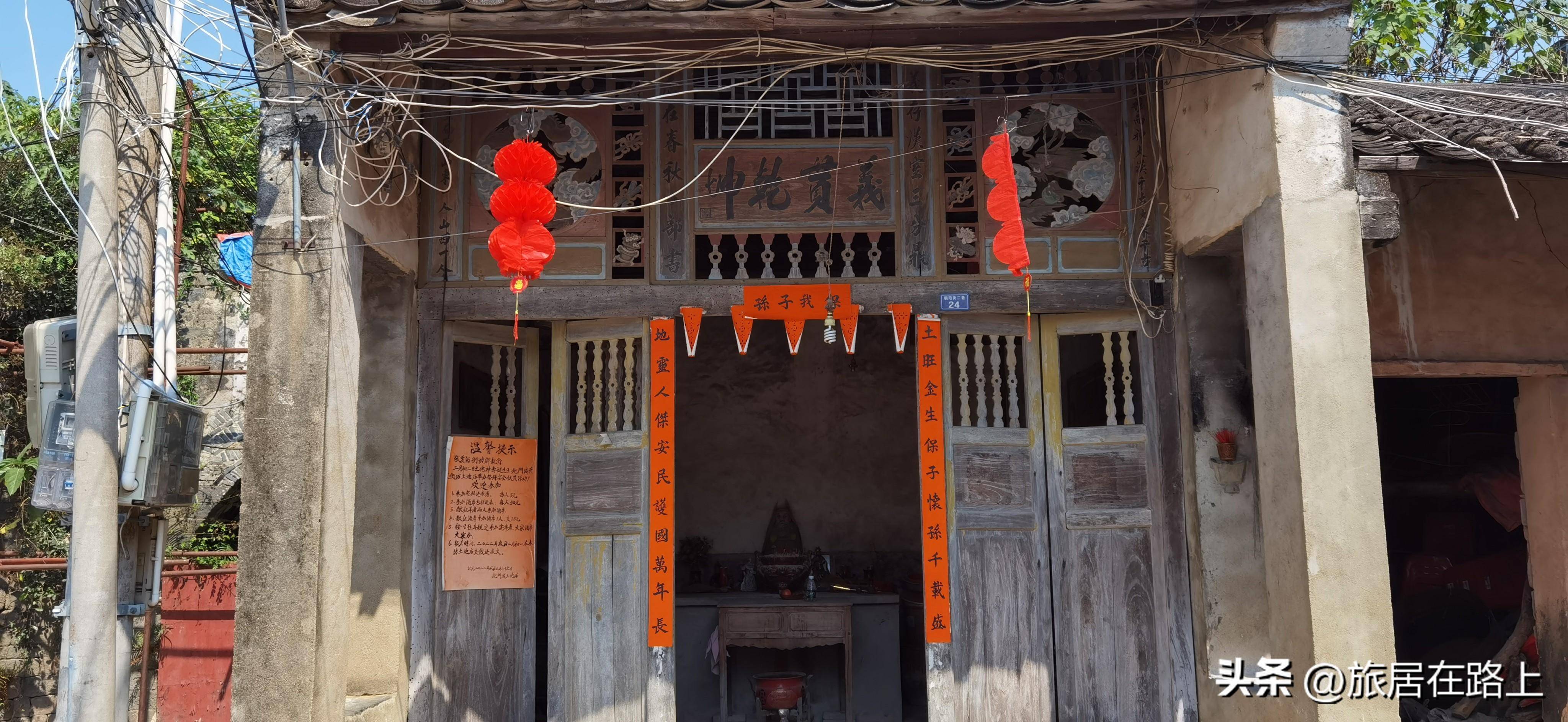 html关帝庙不远处,是中和镇的武定门,可我们看到的是这样钢架包裹的