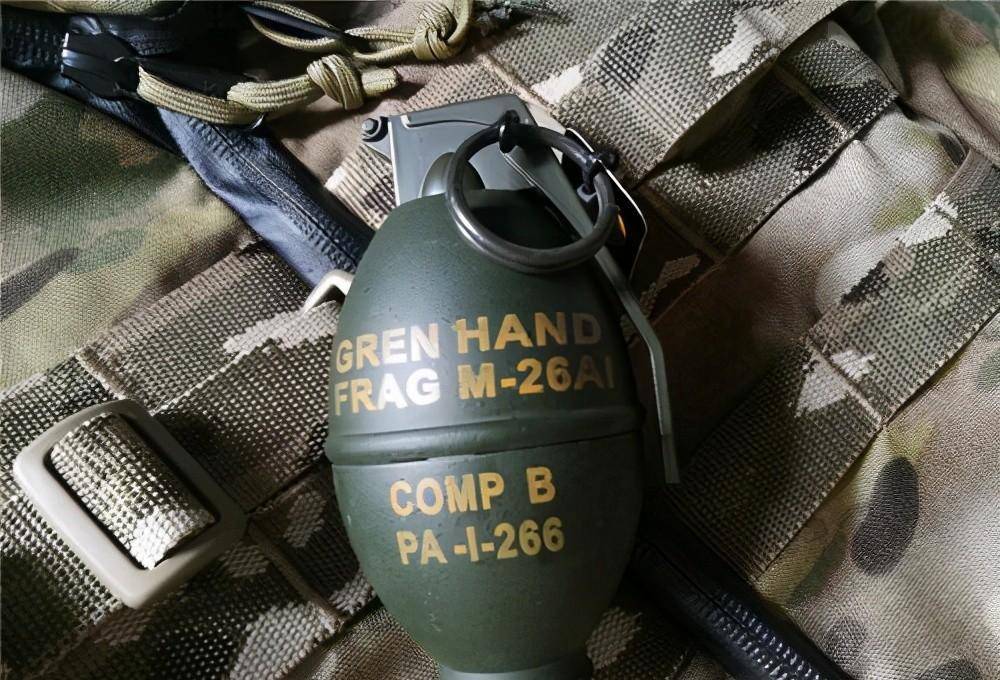 一青年为美军刺探情报,跳伞瞬间把手雷留在机舱,美军大呼:完了