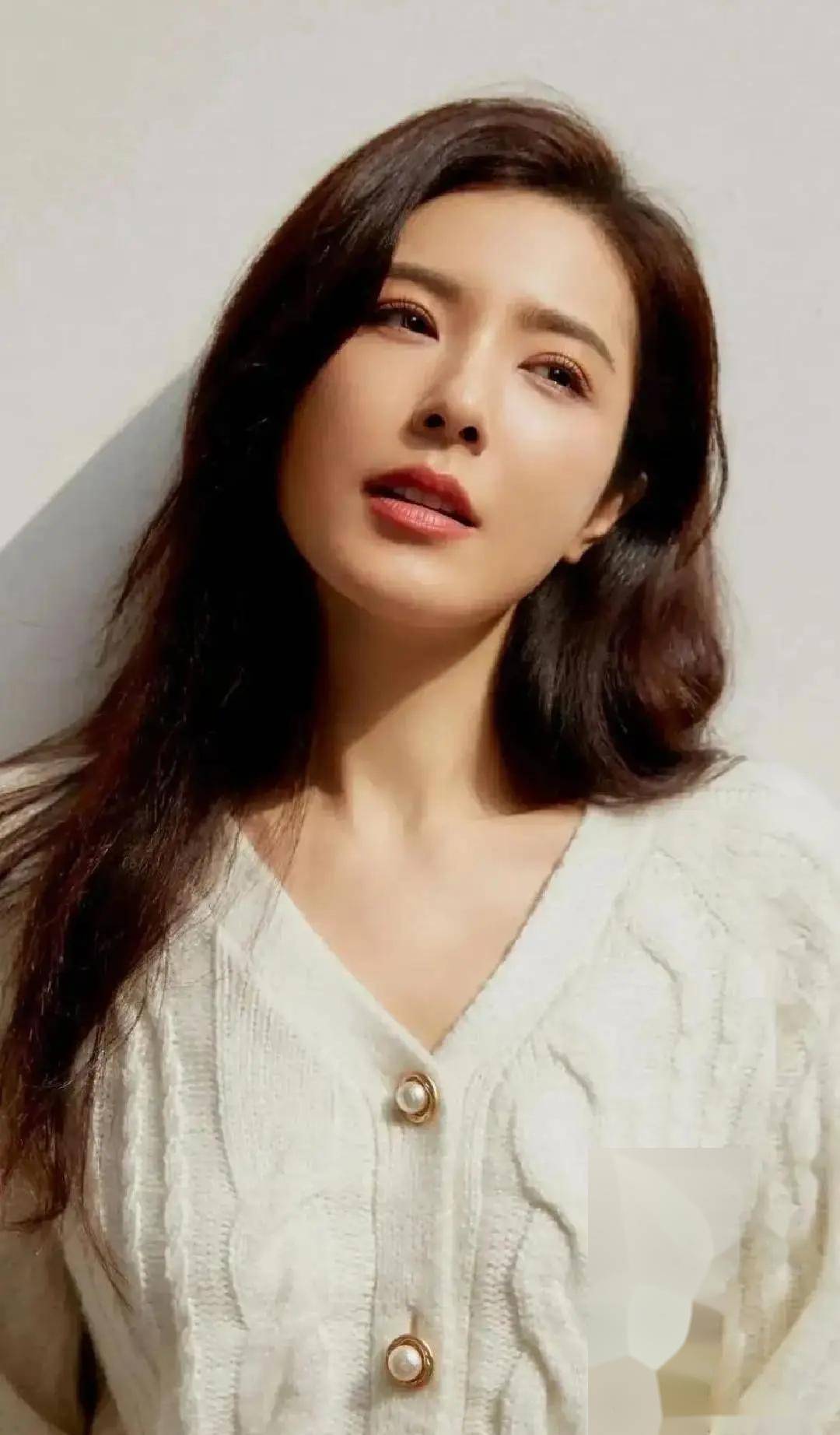 美貌与才华的完美结合,曾黎的写真让人难以忘怀!