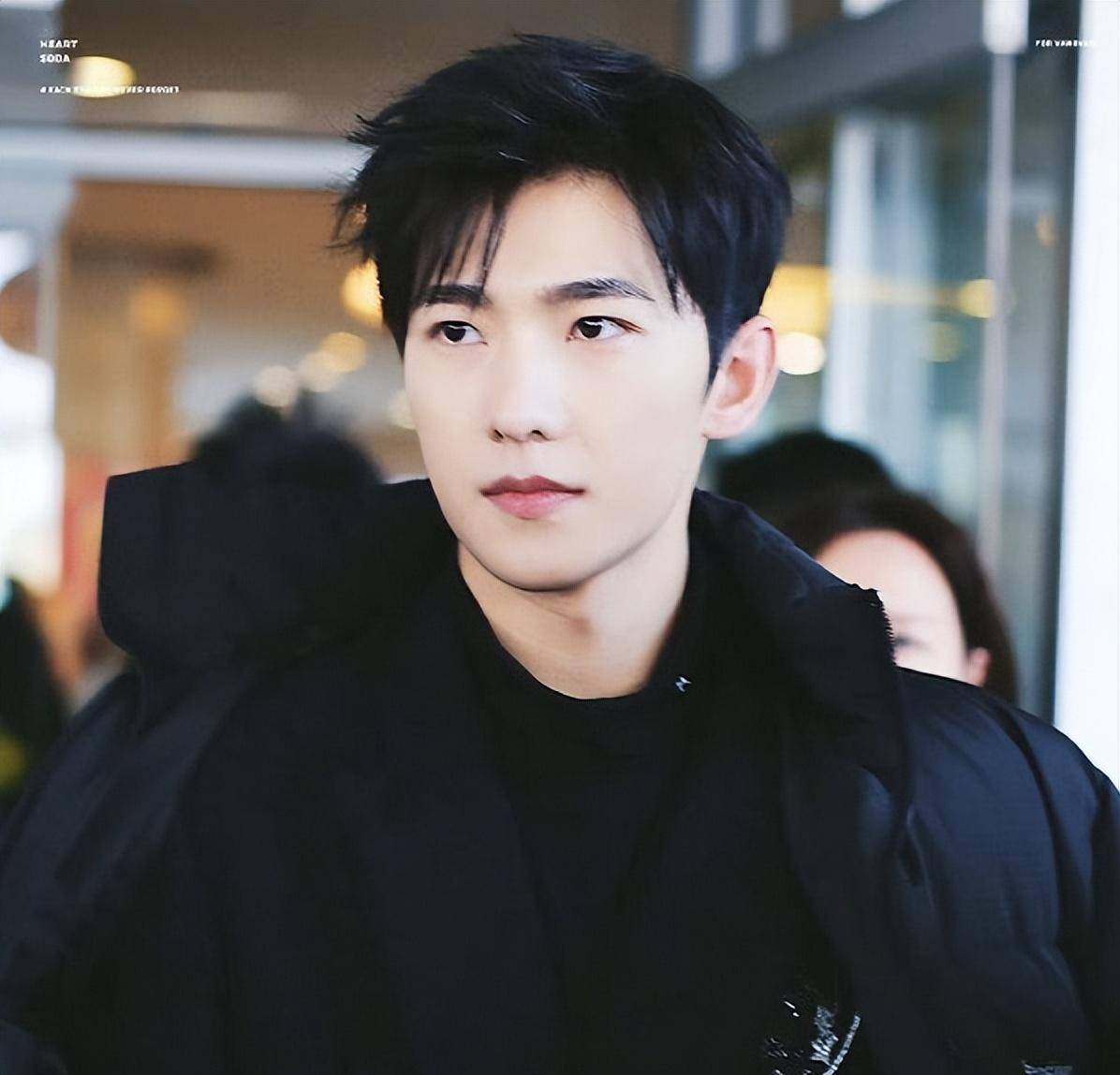 偶尔的"文盲"行为似乎无伤大雅,但由于他是明星,不是普通人,一举一动