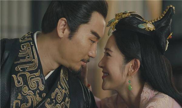 伏皇后披头散发赤脚走到大殿,向刘协哭诉求救,刘协无奈地说:"朕也不