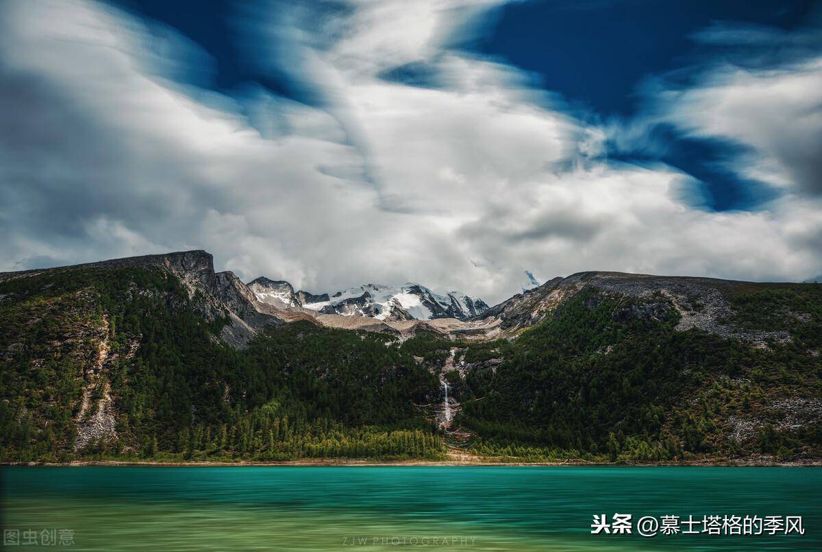 川西有一座美丽的雪山,山峰如洁白的金字塔
