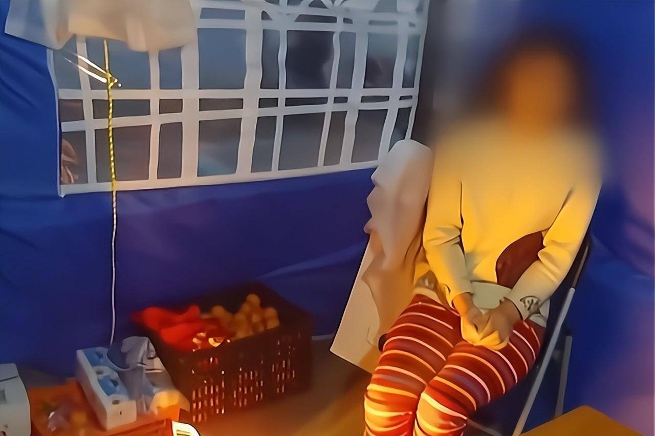 2020年,女孩光脚冲进防疫卡点,求助警察:我7年前