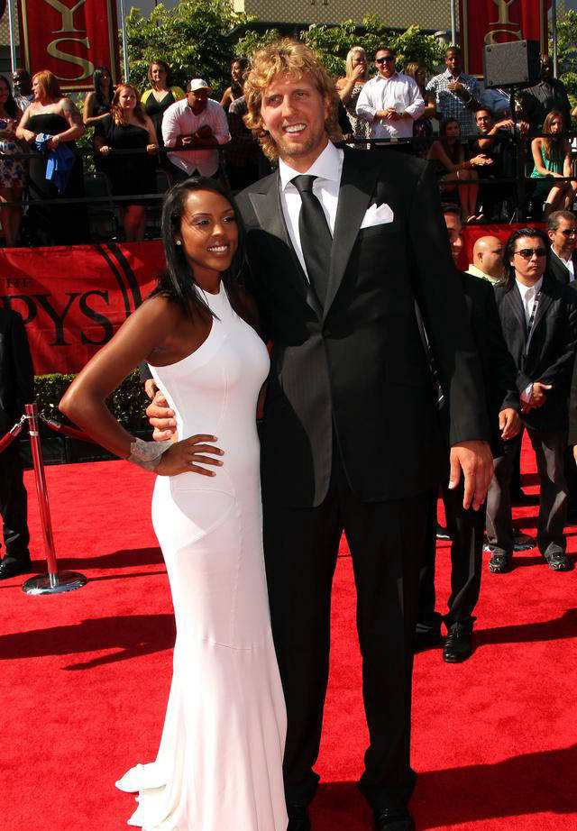 奥尼尔揭秘与诺维茨基夫人的奇遇:司机待遇引发轶事