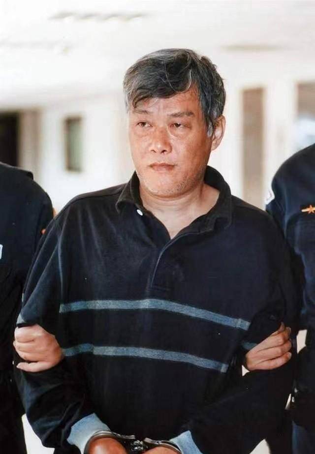 台湾真正的黑帮大佬,提着手雷抢劫与特警枪战,因游戏ip暴露被捕