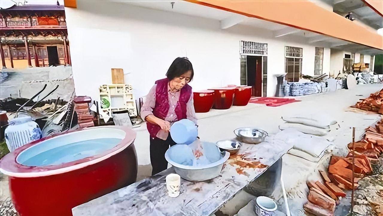 中国老太太5年花6000万,造了一座千年瓷宫,而自己却住在茅棚里