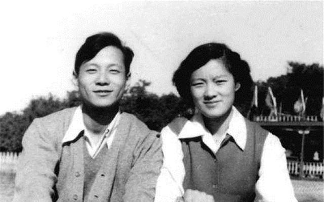 章含之:参加女儿洪晃的时尚活动,自己是全场唯一的时尚老太_章士钊