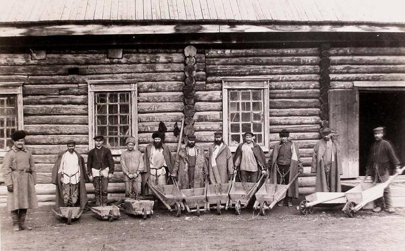 一百多年前的库页岛:沙俄囚犯伐木队随处可见,海边木材堆成小山