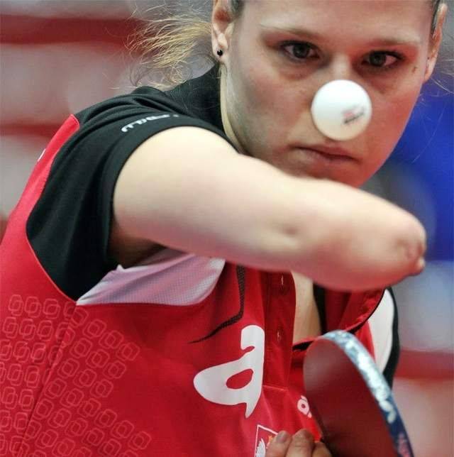 巴西姑娘身残志坚,靠乒乓球打进巴黎奥运会_亚历山大_运动_残疾人