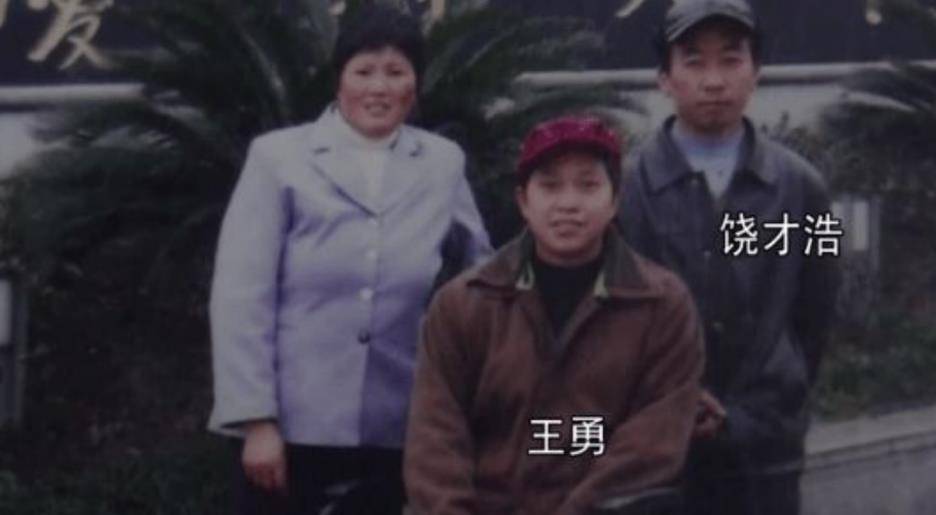 2002年,重庆女子带着前夫出嫁,三人同住一屋,两任老公