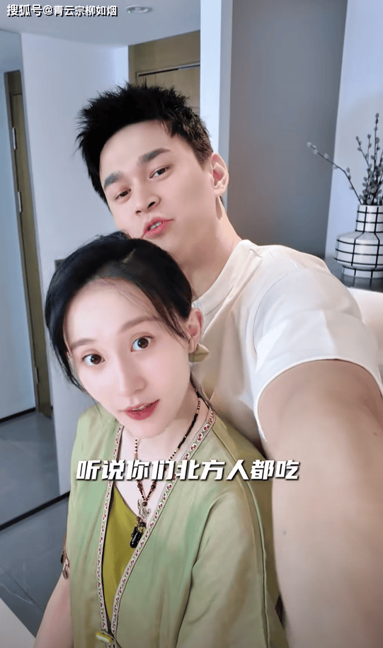 孙杨与娇妻在家包粽子!体操女神娇妻娇小可人,夫妻两人幸福温馨