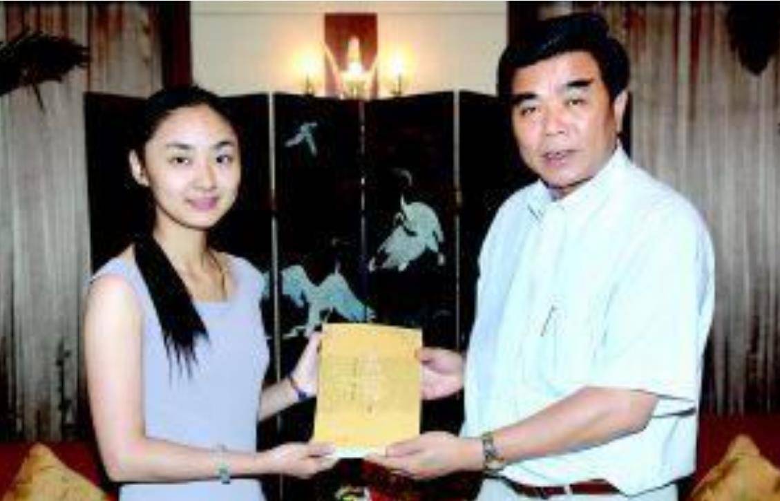 2011年,邢丹乘坐的车辆在高速公路上被混凝土块击中,导致邢丹因重伤不