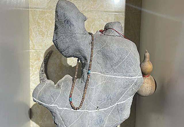 但是,人流量是够了,却没几个真的想和他买这块灵璧石.