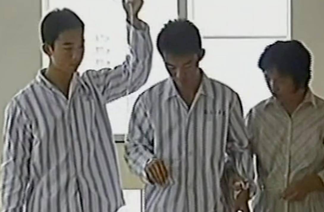 后来周东亮问得多了,孙青萍眼见瞒不住了,便将大儿子生病的事情告知了