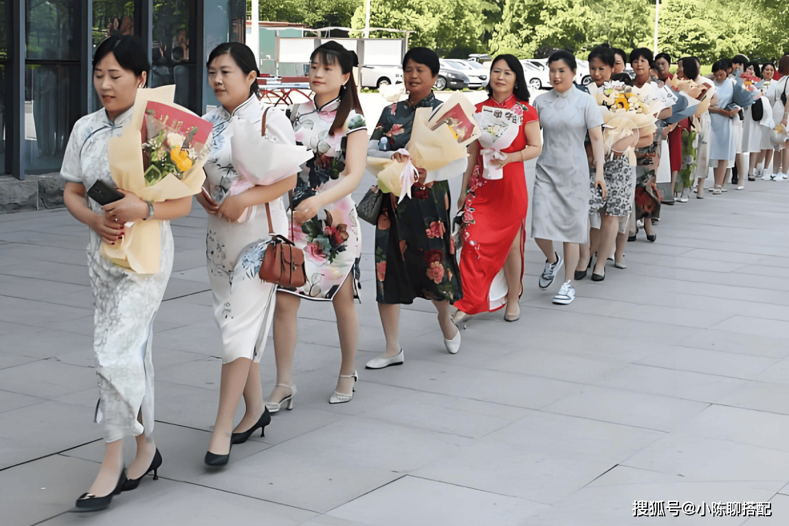家长陪考,中年女人穿旗袍要切记"5个"原则,切勿失了优雅体面_妈妈