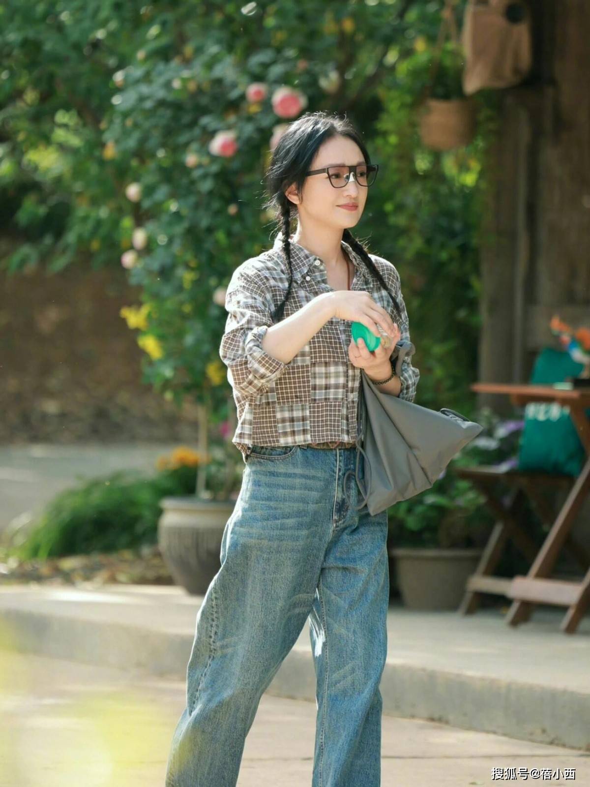 49岁周迅太显年轻!穿衬衫 牛仔裤去度假,扎麻花辫嫩得像24岁