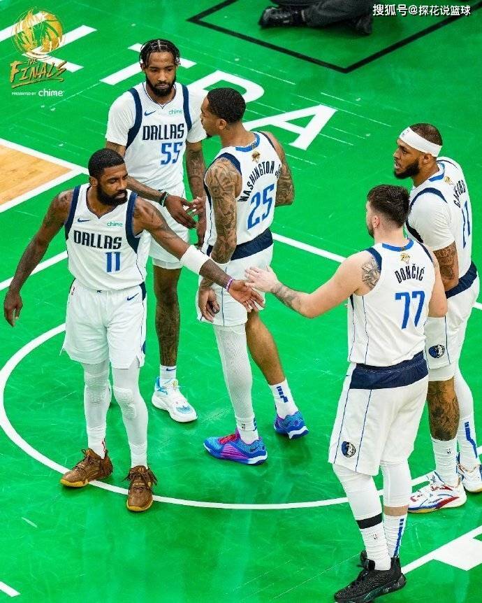 东契奇32 11 11创纪录!绿军7分险胜,霍勒迪26 11