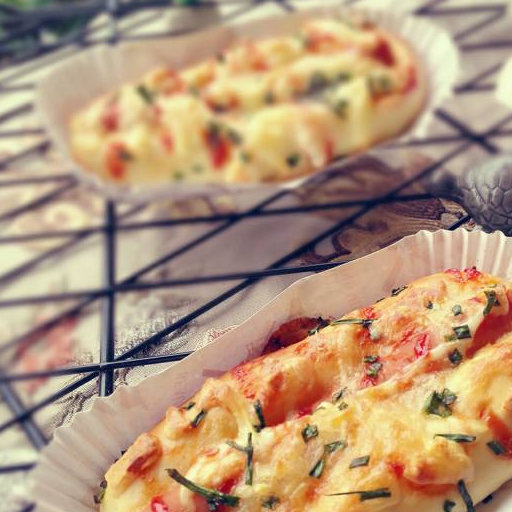 香葱芝士火腿肠面包,进烤箱前就被它的造型诱惑到啦