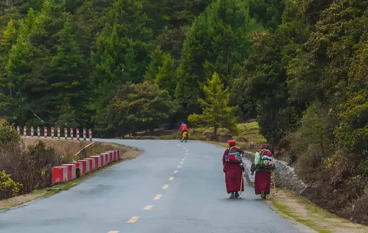 推荐路线:西宁>青海湖>德令哈>大柴旦翡翠湖>大柴旦水上雅丹>西台吉乃