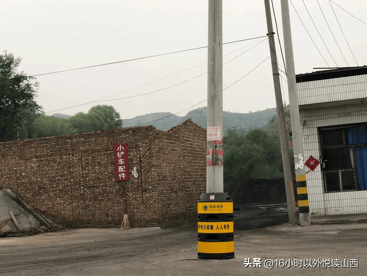 忻府区忻口镇一无名煤场:裸煤扬尘无苫盖,仅距忻口战役遗址百米