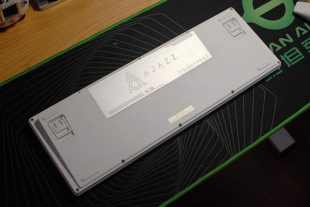 桌面新宠，搭载4.95英寸LCD彩屏的黑爵AKP815键盘，操作快人一等