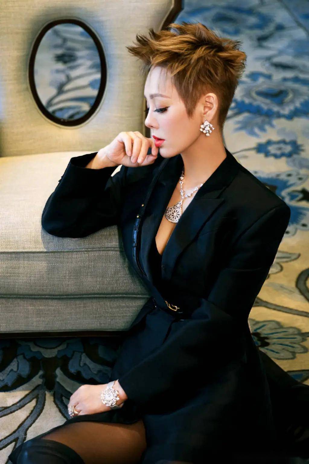 宁静写真集,51岁的她,美貌才华双全,真正的人间尤物!