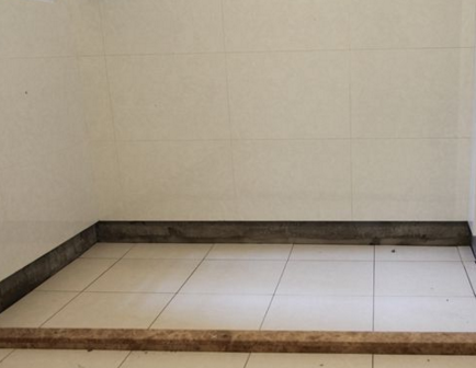 卫生间贴瓷砖留空最后一排,业主看完连验收也不用了,直接给钱