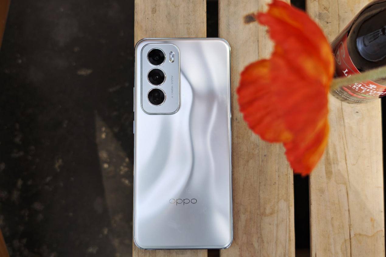 ai赋能的潮流小直屏 oppo reno12上手体验