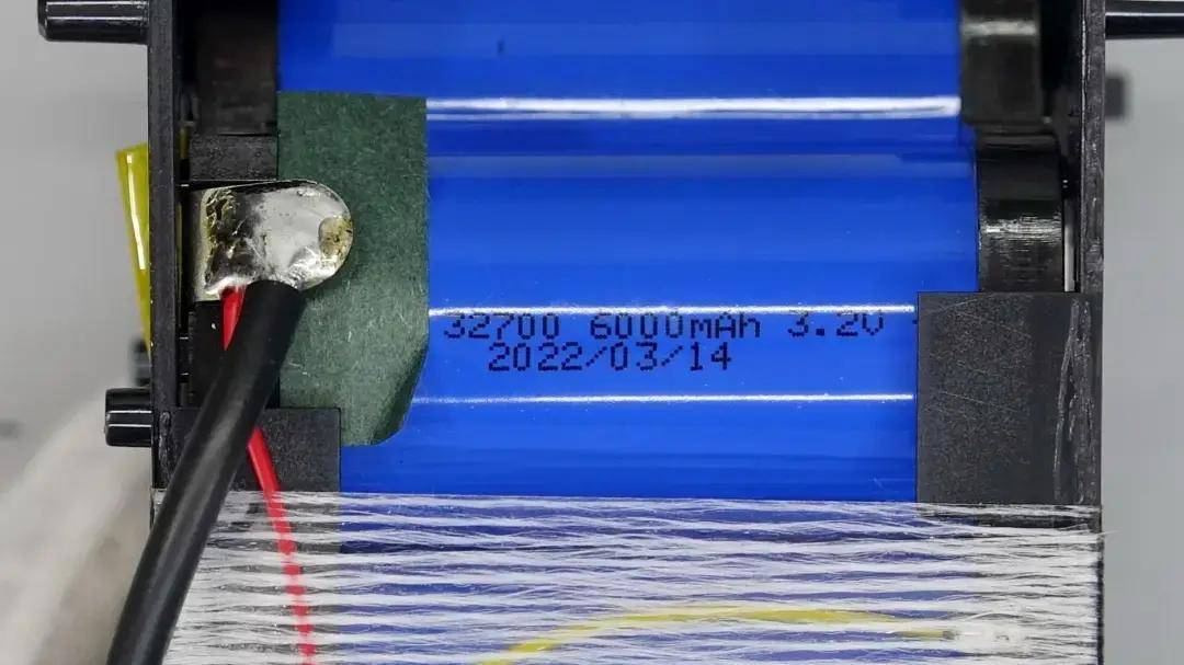 沃泰通 32700-6000mah绝缘支架采用玻纤胶带缠绕固定.