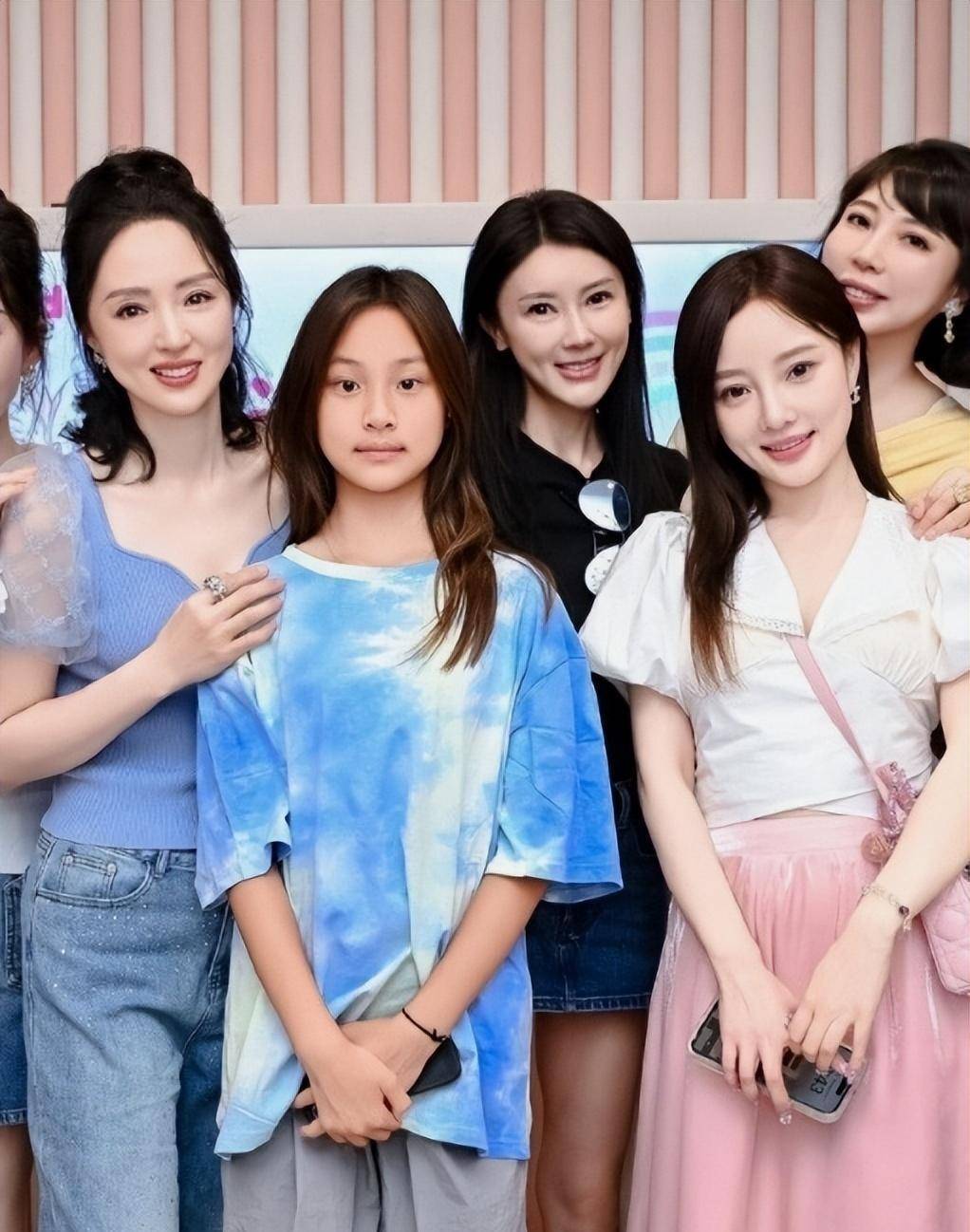 李小璐陪女儿上舞蹈课,甜馨舞姿酷飒赶超妈妈,母女俩共用一张脸