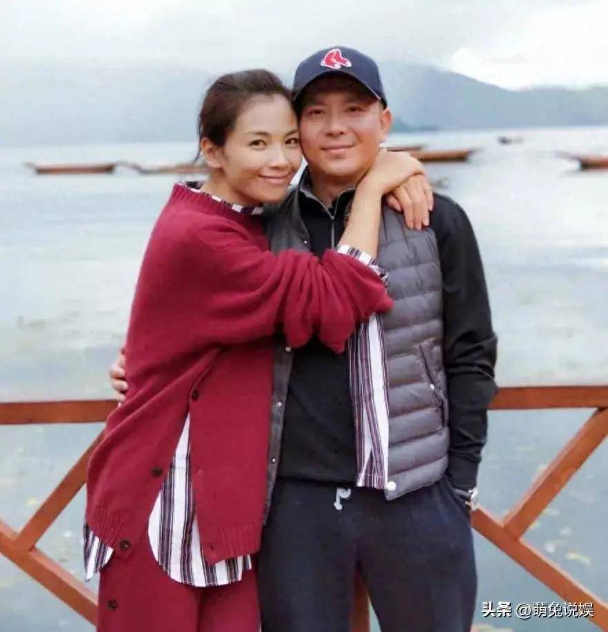 刘涛老公和儿女逛街被偶遇,15岁儿子高过爸爸,女儿背影酷似妈妈