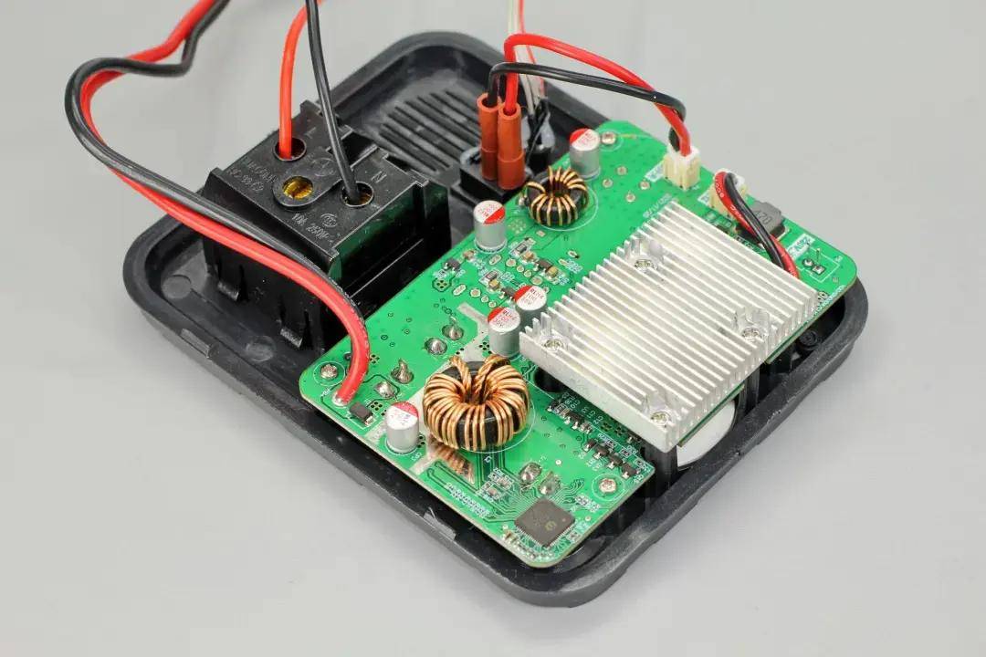 内置12节沃泰通磷酸铁锂电芯,羽博72000mah便携式储能电源拆解