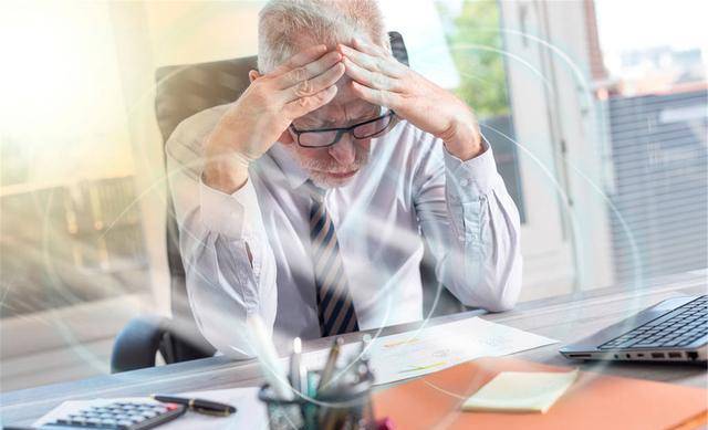 在抑郁症发展过程中会有失眠障碍,很多人夜间经常失眠,入睡困难,这些