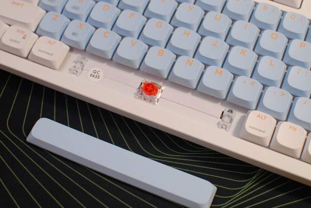 桌面新宠，搭载4.95英寸LCD彩屏的黑爵AKP815键盘，操作快人一等