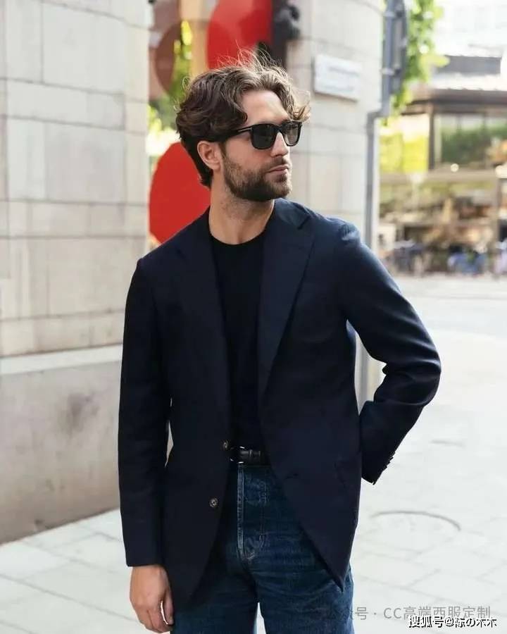 若想搭配出减龄时髦的雅痞风格,可以尝试更加大胆的浅色系,条纹方格等