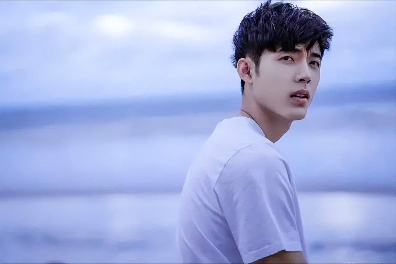 温佳龙:从小帅到大,在高中时期就已经有东北最帅高中生的称号