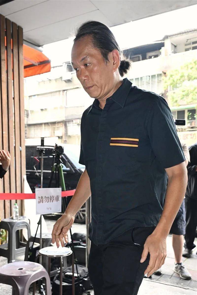 51岁曾宝仪和男友现身灵堂,同居19年未婚未育,男友头发都白了