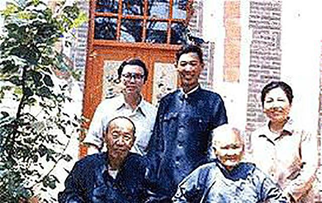 他是一个农民,却为牺牲的军长守墓74年,92岁时终于盼来英雄后人