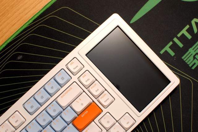 桌面新宠，搭载4.95英寸LCD彩屏的黑爵AKP815键盘，操作快人一等