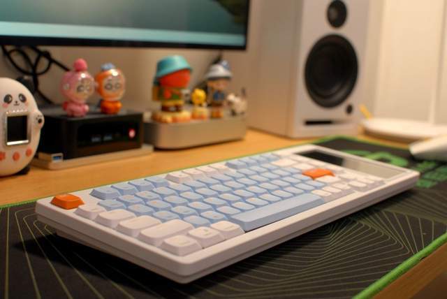 桌面新宠，搭载4.95英寸LCD彩屏的黑爵AKP815键盘，操作快人一等