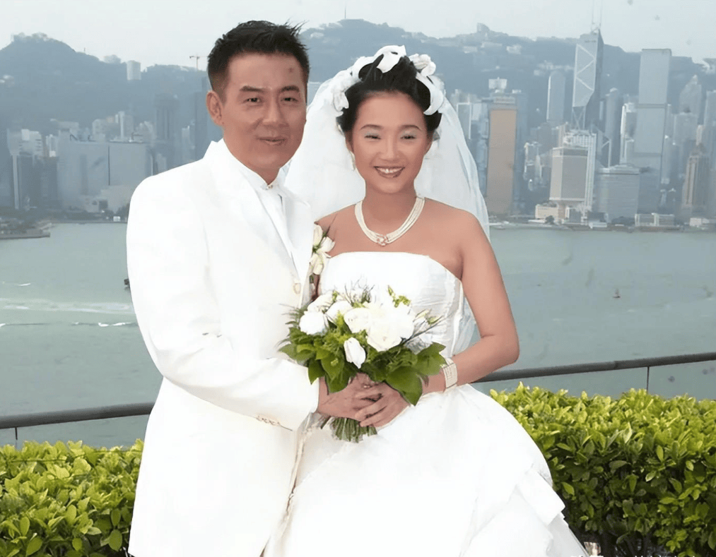 张智霖错过的女人:许秋怡内地月赚百万,与"落魄"丈夫恩爱如初