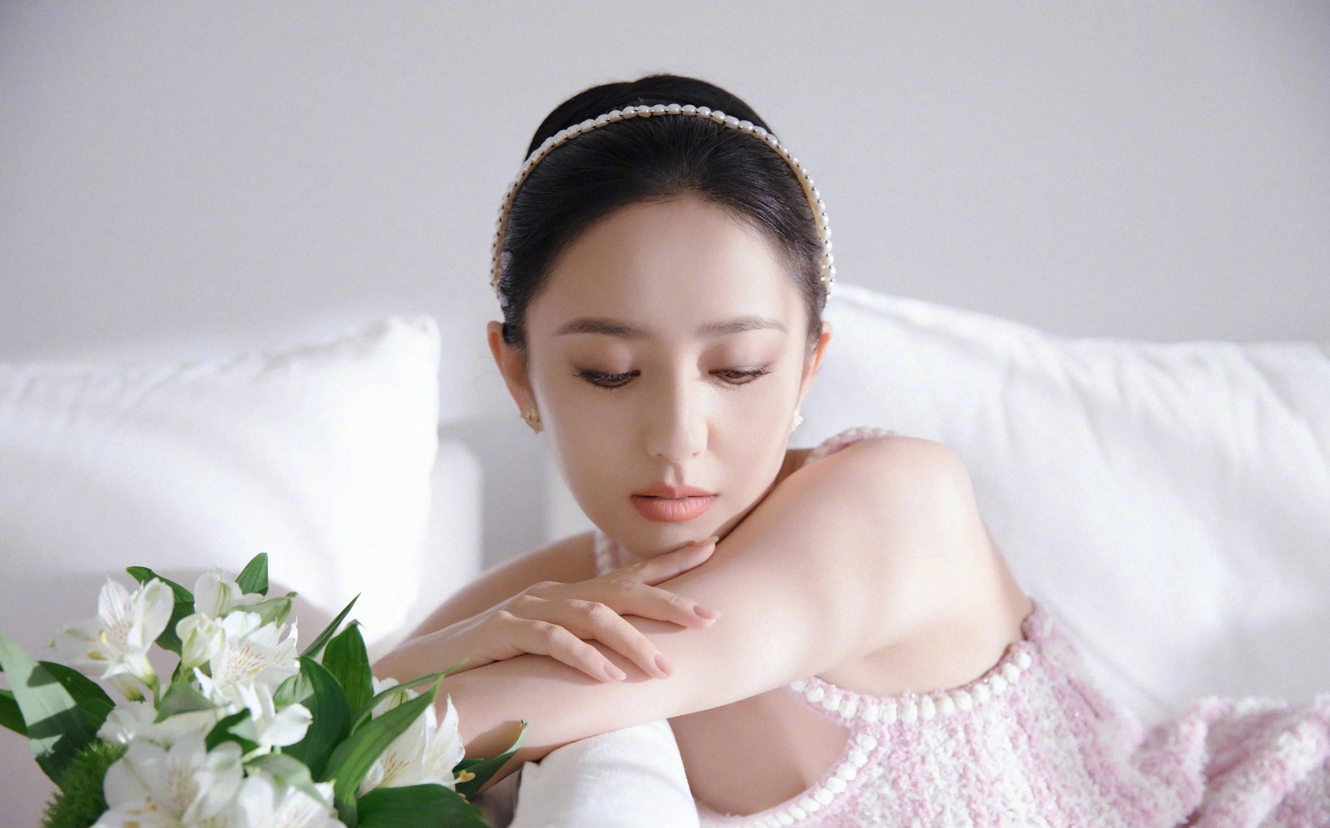 佟丽娅小香风穿搭优雅端庄 戴珍珠配饰明媚似公主-搜狐大视野-搜狐新闻