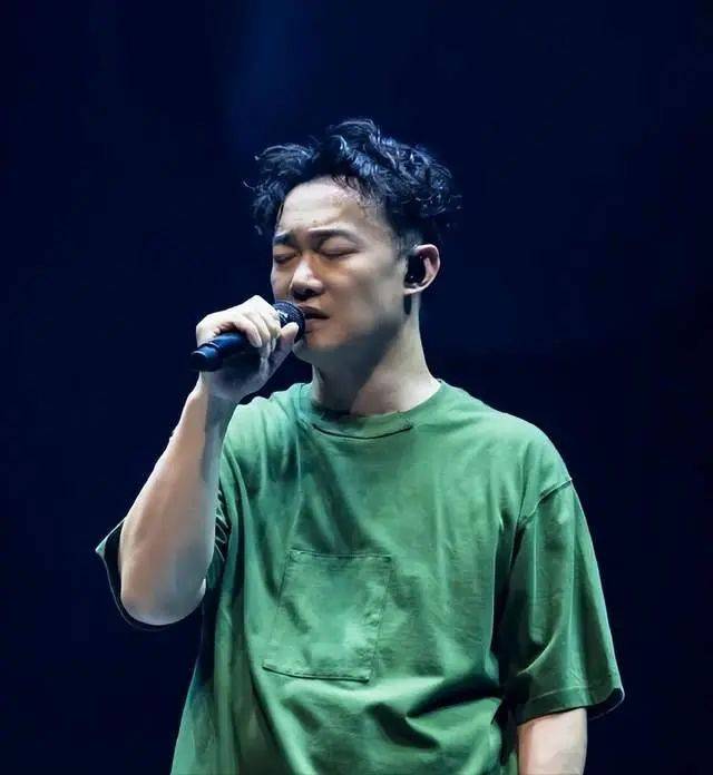 突发!陈奕迅中暑休克晕倒,下巴缝了30多针,伤势曝光惹网友担忧