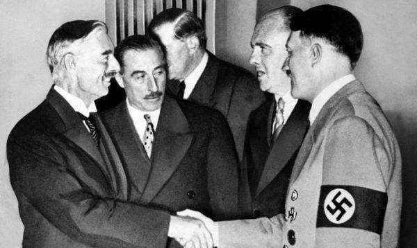 二战时,英国首相张伯伦深受英国人欢迎,主动辞职后还深受重视