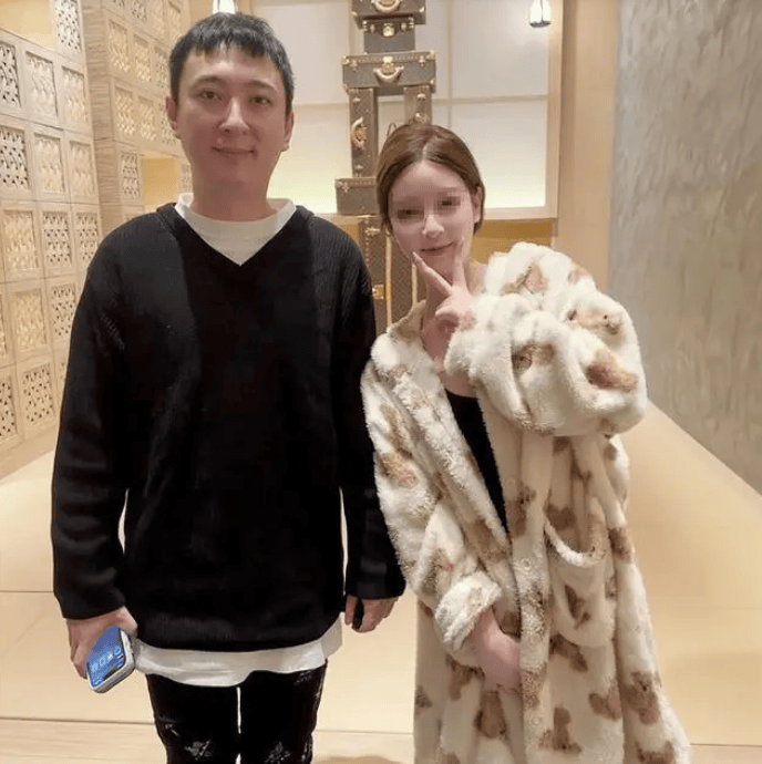 王思聪被曝日本逛童装店，引发网友热议-王思聪吃的日料店