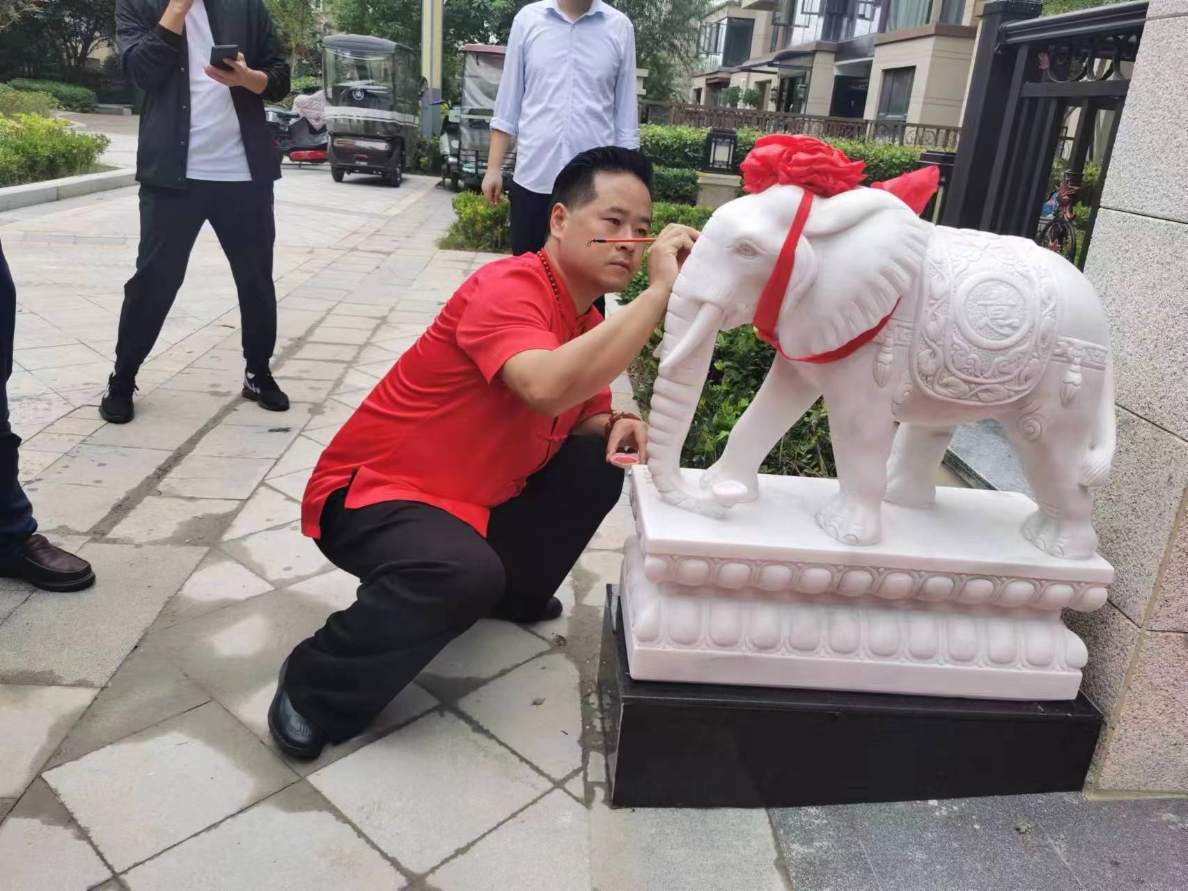 五贝(彭飞)老师 讲银行门口的狮子背后的文化寓意与风水奥秘